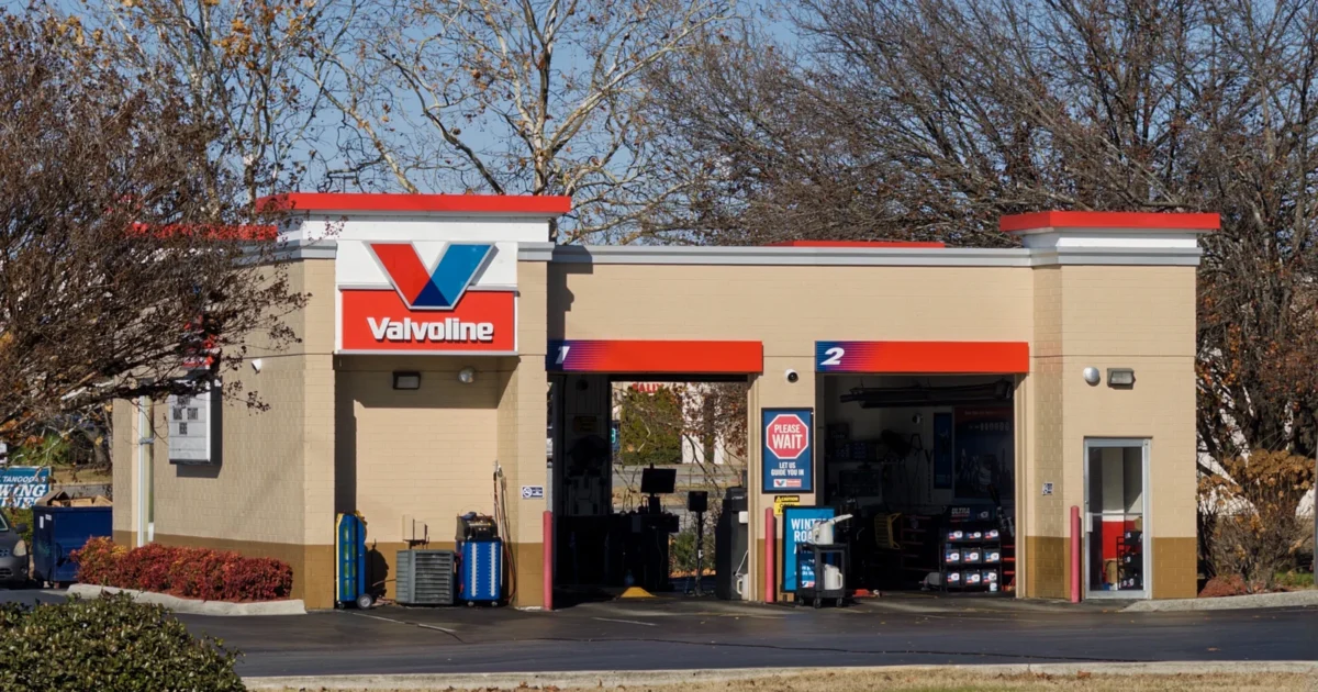 A real Valvoline Instant Oil Change outlet with service bays in Chattanooga, Tennessee.