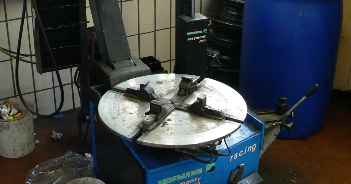 The clamping turntable and arms of a real workshop tire-changing machine.